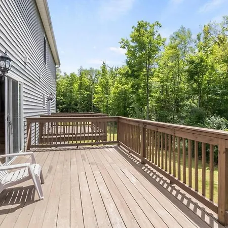 Hot Tub! Lrg Home! Sleeps 16!Near Ithaca! Dogs Ok